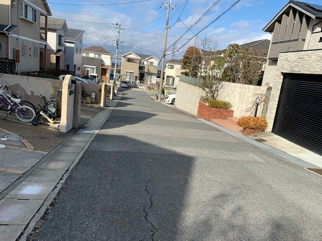 西宮市山口町上山口４丁目　中古戸建の前面道路含む現地写真