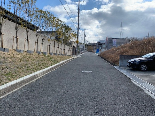 西宮市山口町上山口４丁目　中古戸建の前面道路含む現地写真