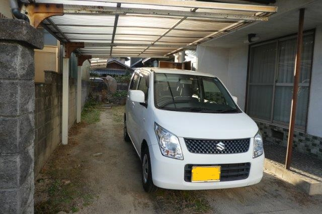 倉敷市西阿知町の一戸建ての駐車場|屋根付きP
