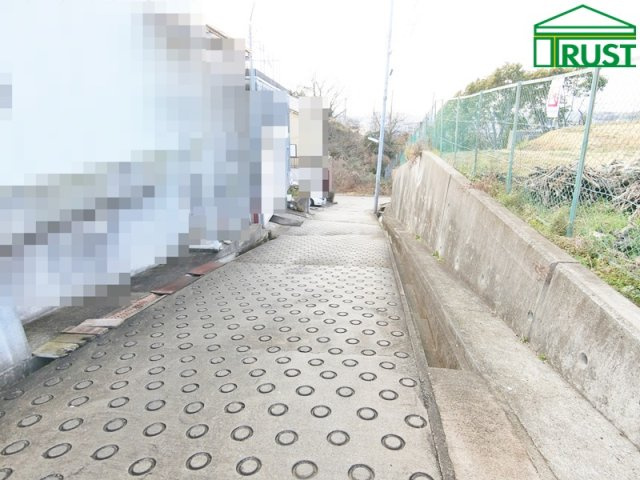 伊川谷町別府中古戸建の前面道路含む現地写真