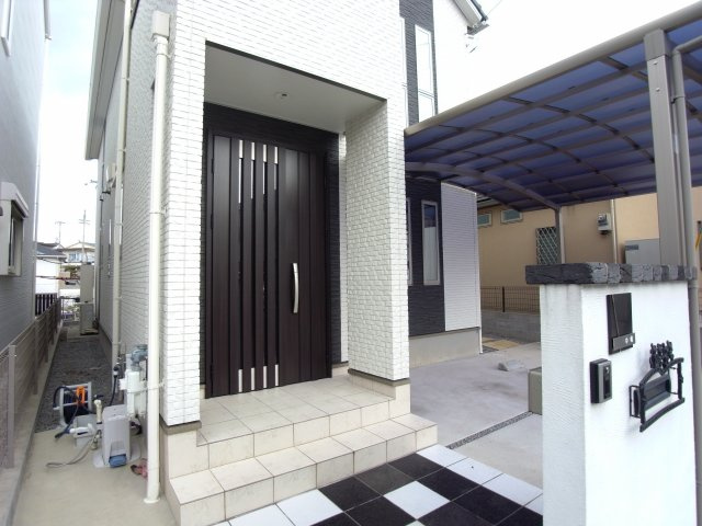 伊川谷町有瀬　築浅中古戸建の外観パース|スタイリッシュな玄関ドアです。