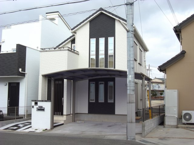 伊川谷町有瀬　築浅中古戸建の前面道路含む現地写真|大きな窓が沢山あり大変明るい物件です。