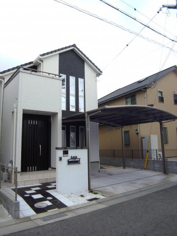 伊川谷町有瀬　築浅中古戸建の前面道路含む現地写真|玄関までのアプローチがお洒落ですね。
