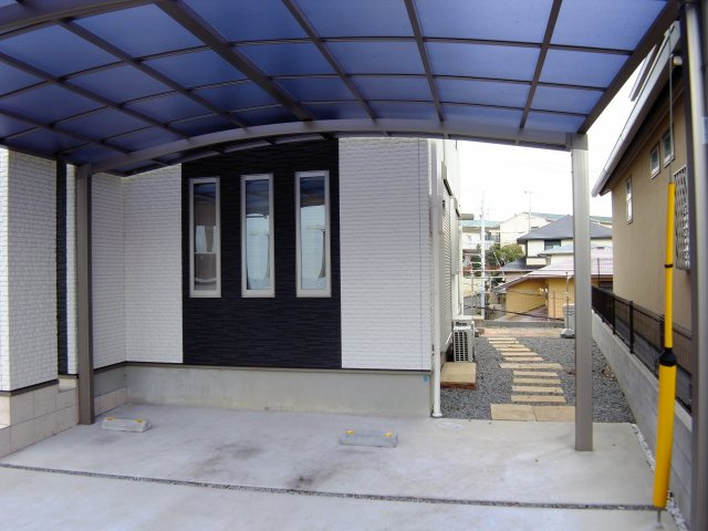 伊川谷町有瀬　築浅中古戸建の駐車場|大きなカーポートで大切な愛車も安心です。