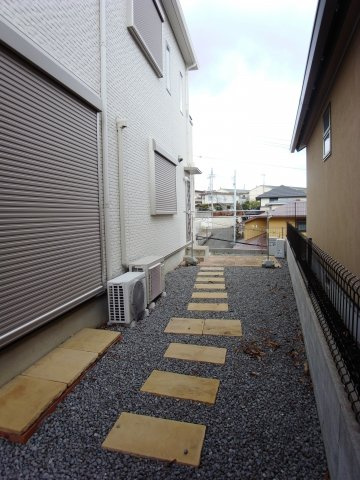 伊川谷町有瀬　築浅中古戸建の外観パース|南側の敷地になります、隣地ともスペースがありゆったりとお使いになれます。