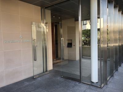 【エントランス】 | サンリヤン苦楽園 | ガラス張りのエントランス