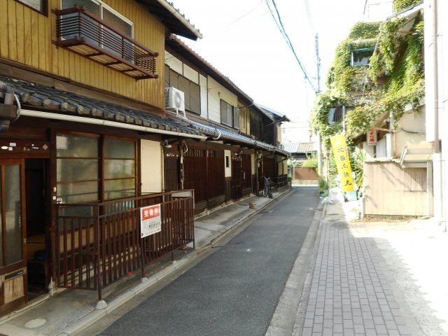 南区東九条烏丸町26番1の前面道路含む現地写真|前面道路からの写真