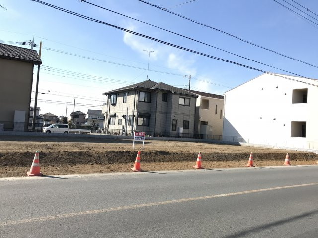 鴻巣市愛の町の売地の前面道路含む現地写真