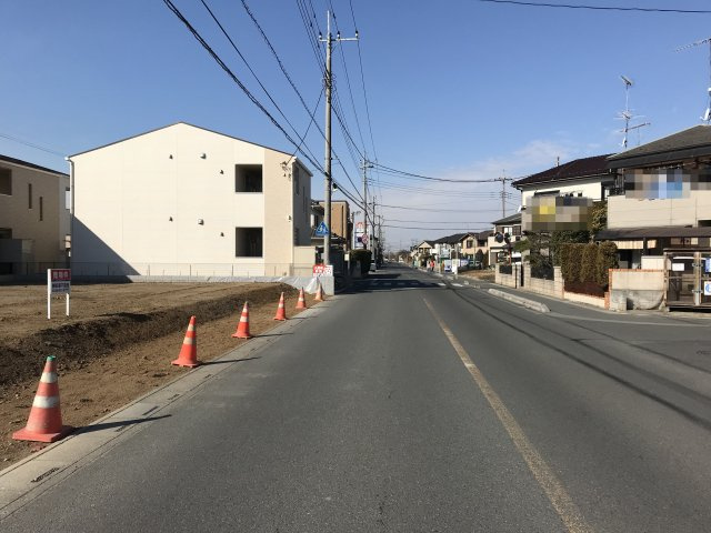鴻巣市愛の町の売地の前面道路含む現地写真