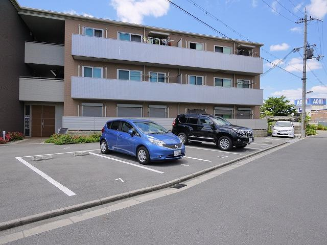 シャーメゾン恋の窪の駐車場|駐車場完備です