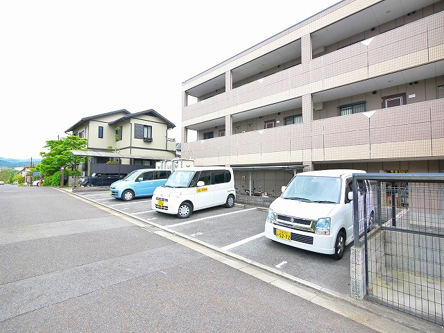 ファミーユ２１の駐車場|駐車場があります