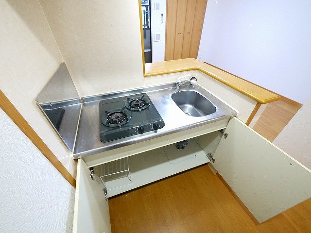 パレット法蓮のキッチン|コンパクトなキッチンで掃除もラクラク