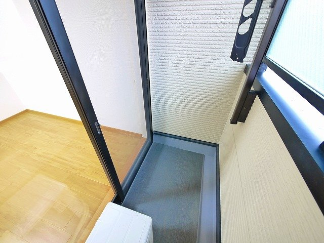 パレット法蓮のバルコニー|外からの目が気にならないバルコニーで洗濯物が干せます