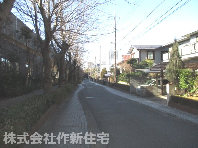 八千代市緑が丘５丁目　中古戸建　野村不動産旧分譲地内の前面道路含む現地写真|前面道路含む現地写真です　南側約６．０ｍ公道