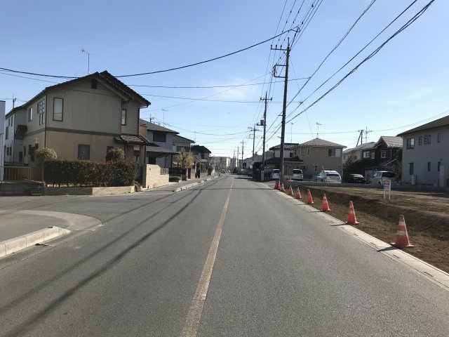 鴻巣市愛の町の売地の前面道路含む現地写真