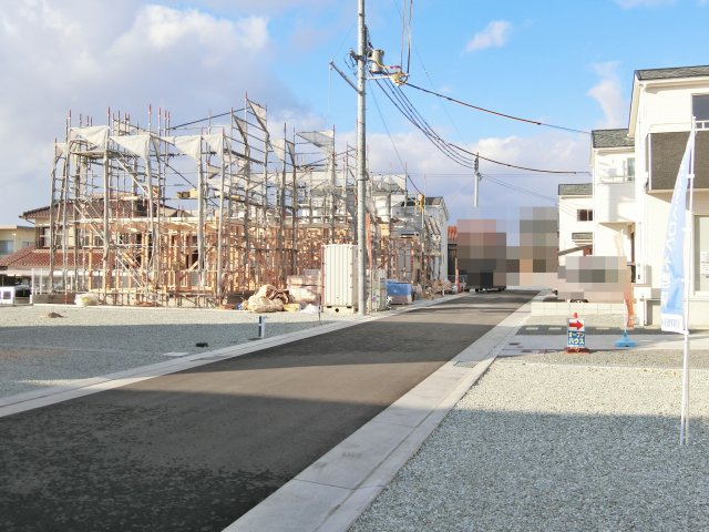 西区岩岡町岩岡第２　２号棟の前面道路含む現地写真