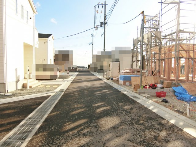 西区岩岡町岩岡第２　２号棟の前面道路含む現地写真