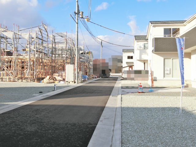 西区岩岡町岩岡第２　２号棟の前面道路含む現地写真