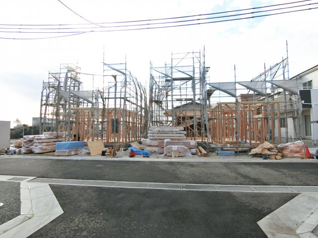 西区岩岡町岩岡第２　２号棟の前面道路含む現地写真