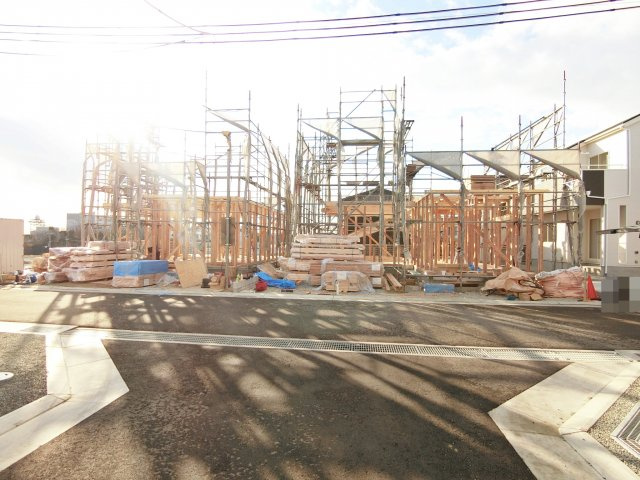 西区岩岡町岩岡第２　２号棟の前面道路含む現地写真