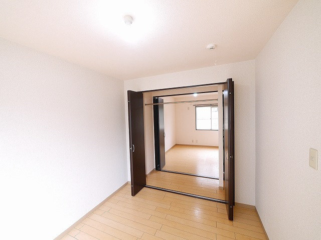 メゾン法蓮の洋室