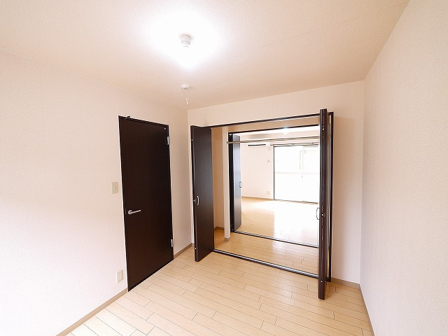 メゾン法蓮の洋室