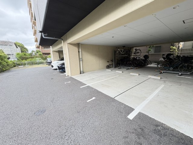 フォルトメゾン鬼高の駐車場