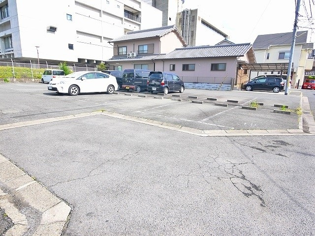 パナメゾン弐番館の駐車場|駐車場があるので、車を買う予定の方も安心です