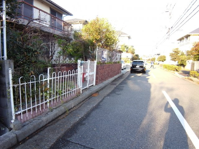 垂水区神陵台9丁目土地の前面道路含む現地写真