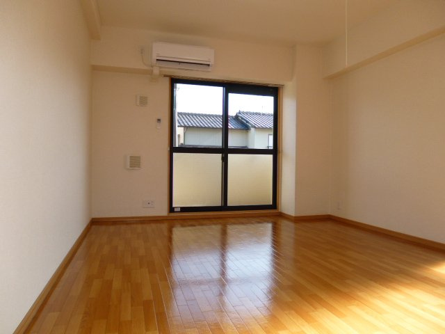 サニーレジデンス　ＹＫの居間・リビング|洋室