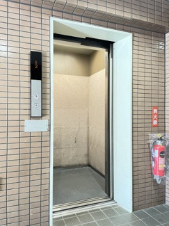 【その他共用部分】 | 5階までエレベーターでラクラク上がれます♪疲れた時や荷物の多いときにもエレベーターは嬉しい★