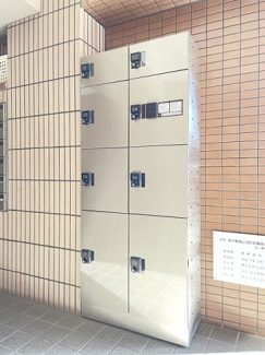 【エントランス】 | 共用エントランスには宅配BOXがあるので荷物の受け取りもスムーズに♪再配達を依頼する手間が省けます☆