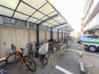 【その他共用部分】 | 屋根付きの駐輪場で雨が降っても大切な自転車が濡れなくてすみます♪自転車はちょっとした移動手段に便利ですよね！