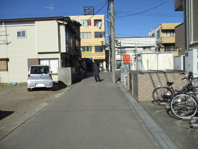八千代市勝田台１丁目　土地　南側公道×東側公道の角地　の前面道路含む現地写真|前面道路含む現地写真です　東側約４．０ｍ公道