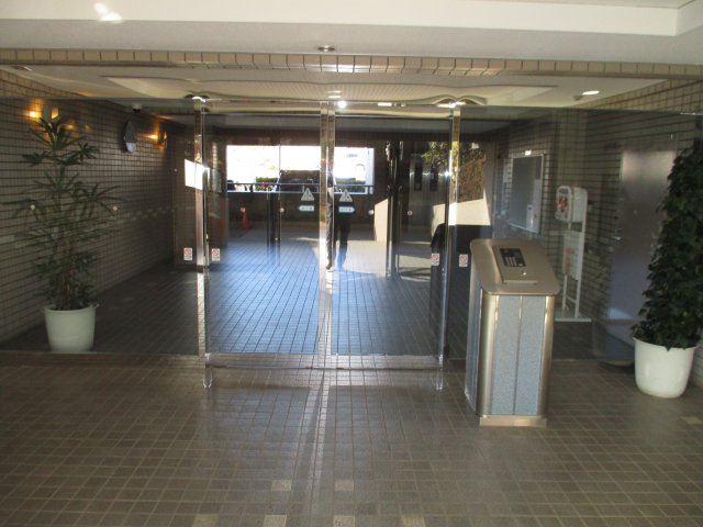 ファミール津田沼８Ｆ　船橋市前原４丁目　中古マンション　リフォーム済のエントランス|落ち着いたエントランスです　オートロックになっています。