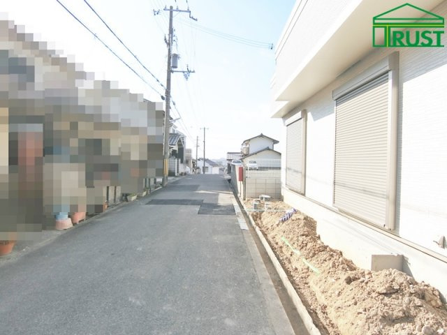 玉津町新方2期2号棟の前面道路含む現地写真