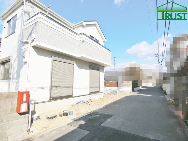 玉津町新方2期2号棟の前面道路含む現地写真