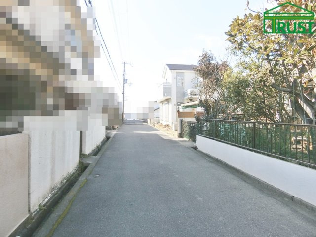 玉津町新方2期2号棟の前面道路含む現地写真