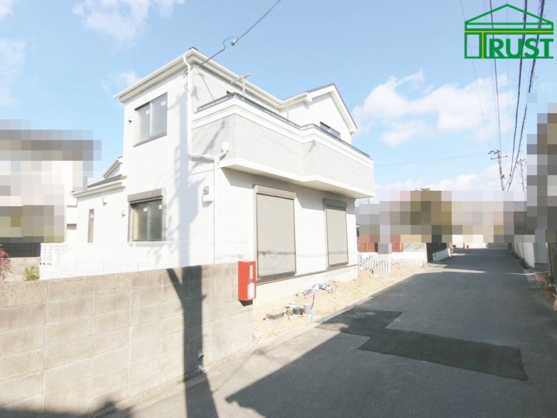 玉津町新方2期2号棟の前面道路含む現地写真