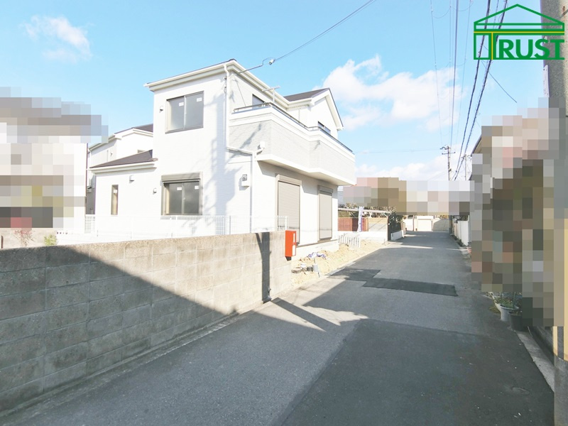 玉津町新方2期2号棟の前面道路含む現地写真