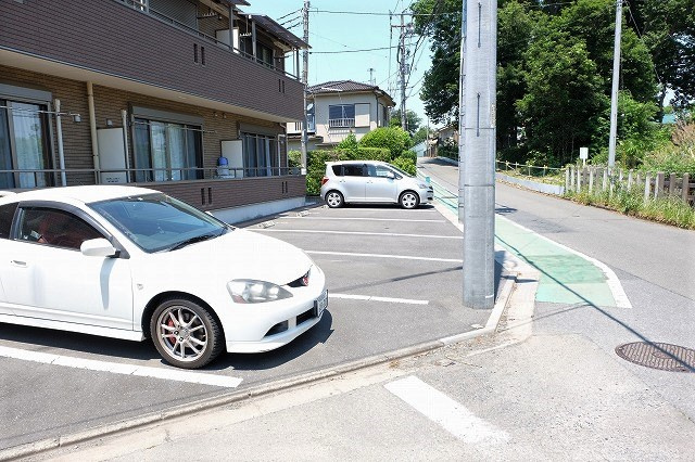 メイフェア三沢の駐車場