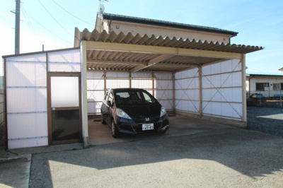 【駐車場】 | 宇賀神西茂呂１丁目貸家 | 広い庭と併せて車４台停められます