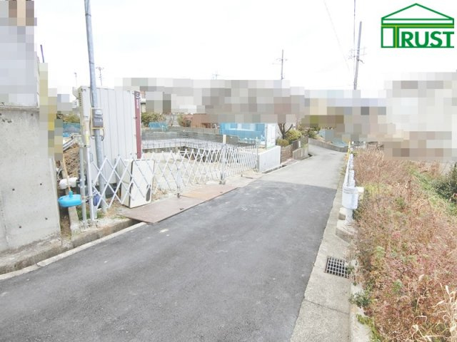 明石市旭が丘18-1期（全2棟）1号棟の前面道路含む現地写真