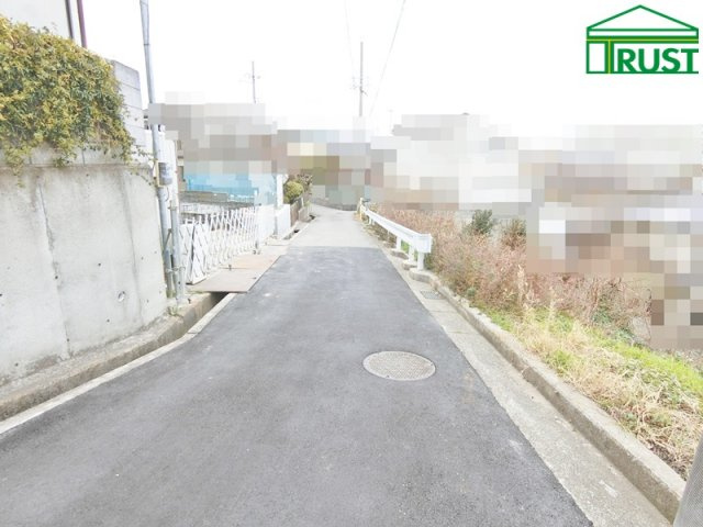 明石市旭が丘18-1期（全2棟）1号棟の前面道路含む現地写真
