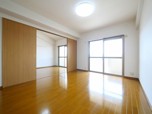 アイリスハイツ7号館の玄関