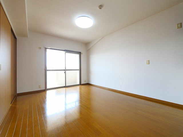 アイリスハイツ7号館の居間・リビング