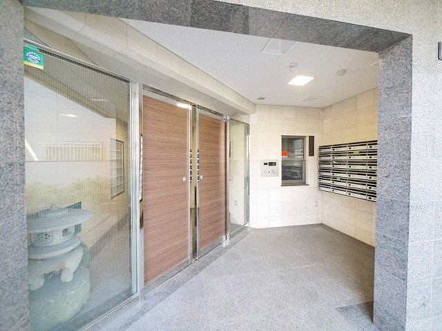 アイリスハイツ7号館のエントランス