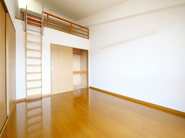 アイリスハイツ7号館の洋室