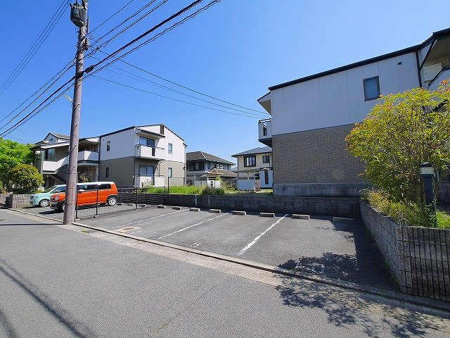 バーベナ光台H棟の駐車場|駐車場に車を止められます