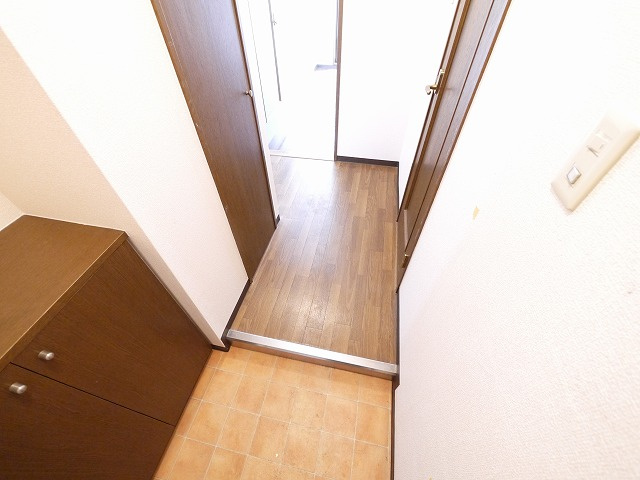 バーベナ光台H棟の玄関|収納もある玄関です